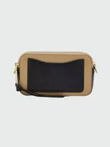 Bolso bandolera tipo cámara (camera bag) Marc Jacobs The Snapshot, color negro con detalles en blanco y herrajes dorados. Presenta el logo 'J' en metal dorado en el frente y una correa ancha de tela con el logo de la marca en blanco y negro.