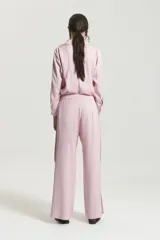 Pantalón de viscosa color rosa con elástico en la cintura, corte recto y abertura en el ruedo.