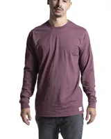 Remera de manga larga en color bordó con textura jaspeada, cuello redondo y puños elásticos. Presenta una pequeña etiqueta con logo en el dobladillo inferior y en el puño derecho.