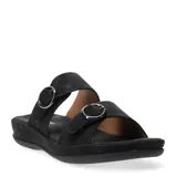 Sandalias de mujer con diseño de dos tiras anchas ajustables mediante hebillas metálicas circulares. Presentan una textura grabada en las tiras y una plantilla ergonómica con suela plana de goma.