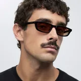 Lentes de sol unisex con montura rectangular negra y lentes marrones.