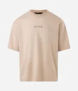 Remera boxy de algodón color beige, de cuello redondo, manga corta y corte amplio. Cuenta con un pequeño bordado con la inscripción "think slowly" en el centro del pecho.
