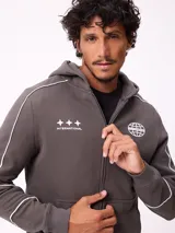 Canguro gris con capucha, cierre frontal completo y bolsillos tipo canguro. Presenta detalles de líneas blancas en las mangas y estampados gráficos en el pecho.