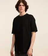 Remera de corte relajado con cuello redondo y mangas cortas, confeccionada en una mezcla de poliéster y algodón.