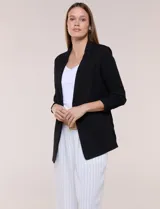 Blazer sastrero liviano de crepé flexible color negro, de silueta semi holgada, corte recto y caída abierta sin botones. Presenta cuello con solapa clásica en muesca delgada y mangas tres cuartos fruncidas.