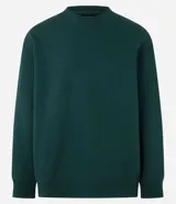 Sweater color beige de algodón y poliéster, de corte holgado, cuello redondo y mangas largas.