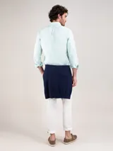 Camisa oxford de hombre color verde menta, con corte regular fit, cuello buttondown y manga larga con puño simple. Presenta cierre frontal de botones y pequeño logo bordado en el pecho.