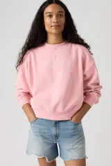 Buzo de cuello redondo Levi's, color rosado, con diseño holgado y bordado frontal con el logo de la marca en estilo caligráfico.