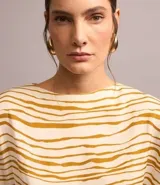 Blusa de mangas largas con elásticos en los puños, confeccionada en tela satinada con rayas horizontales rústicas.