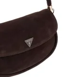 Cartera Guess modelo Danya de formato estructurado y compacto, confeccionada en material sintético con acabado tipo gamuza color marrón. Presenta un asa superior fija con detalle trenzado, correa larga desmontable y ajustable, cierre superior y logo triangular metálico en el frente.