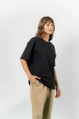 Remerón de algodón color beige, con diseño oversize, cuello redondo, mangas cortas amplias y hombros caídos.