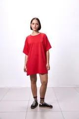 Vestido corto rojo de algodón, con corte oversized, mangas cortas y parche de la marca en el frente.
