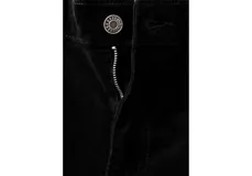 Jeans negros de corte flare, tiro medio y diseño clásico con bolsillos.