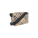 Bandolera Burberry con el clásico estampado Vintage Check en tonos beige, negro y rojo, con diseño del caballero ecuestre bordado. Cuenta con una correa ancha ajustable de tejido negro y cierre superior con cremallera.
