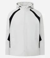 Campera deportiva con capucha, color blanco con recortes laterales en negro. Cuenta con cierre frontal, bolsillos funcionales y ajuste en la cintura.
