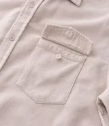 Camisa de hombre confeccionada en terciopelo de algodón, con cuello clásico, cierre frontal de botones y dos bolsillos con solapa en el pecho. Presenta un corte regular y mangas largas con puños abotonados.