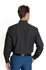 Camisa de vestir blanca de manga larga, con cuello clásico y cierre frontal de botones. Presenta un corte entallado que se adapta a la silueta.