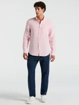 Pantalón chino de corte slim fit en tejido dobby con textura geométrica, cierre frontal con cremallera y botón, y bolsillos laterales y traseros.