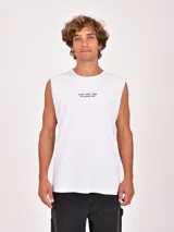 Musculosa negra de corte recto, sin mangas y con cuello redondo. Presenta un estampado frontal en blanco con texto en tipografía estilo retro.