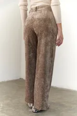 Pantalón de terciopelo color marrón con corte palazzo.