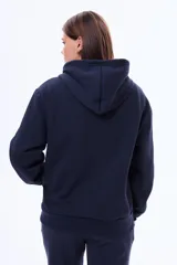 Buzo con capucha y cierre frontal completo, confeccionado en felpa suave, con bolsillos tipo canguro y cordones ajustables en la capucha.