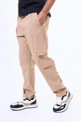 Pantalón cargo de gabardina en color gris, con bolsillos laterales amplios y cintura elástica. Confeccionado en una mezcla de algodón y elastano para mayor comodidad.