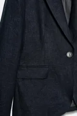 Blazer de cuello solapa y manga larga, con cierre frontal de un botón y bolsillos laterales con solapa. Confeccionado en tejido con mezcla de lino.
