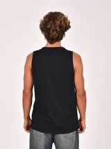 Musculosa negra de corte recto, con cuello redondo y sisas amplias. Presenta un estampado frontal en blanco con un logo circular que incluye una 'W' central y texto alrededor.