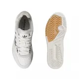 Championes urbanos Adidas modelo Drop Step Low 2.0, color blanco con las icónicas tres tiras laterales en negro. Presentan un diseño de corte bajo con detalles en gris claro en el talón y suela de goma en tono caramelo.