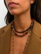 Collar corto compuesto por piedras naturales en forma de chips irregulares de diversos colores y transparencias, con cierre metálico bañado en oro 18k.
