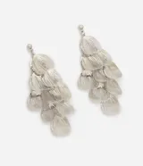 Aros colgantes de metal plateado con diseño en cascada formado por múltiples piezas superpuestas en forma de pétalos con textura rayada. Cuentan con base tipo botón y cierre firme.