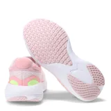 Championes deportivos Puma Scend Pro para mujer, diseñados para running y entrenamiento. Presentan un diseño en tonos rosados con detalles en amarillo neón, confeccionados en tejido de malla transpirable y suela de goma con tecnología de amortiguación.