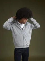 Buzo hoodie gris con capucha y cierre frontal.