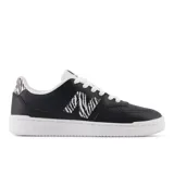 Championes urbanos New Balance modelo BBW80APR, color negro con detalles en blanco y estampado animal print en el logo "N" y el talón. Inspirados en las zapatillas de baloncesto BB680.