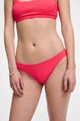 Bombacha de bikini tiro bajo confeccionada en poliamida stretch con diseño acanalado.