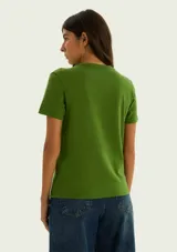 Remera básica azul de manga corta y corte slim, con escote redondo.