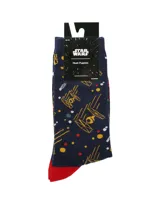 Medias de caña media en color azul marino con diseño estampado de naves TIE Fighter de Star Wars y detalles en rojo y amarillo. El talón y la puntera son de color rojo.