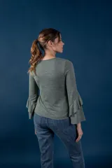 Blusa gris melange de punto tejido fino, con escote en V y mangas largas anchas terminadas en volados.
