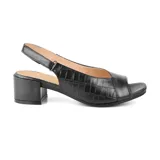 Sandalia de cuero sintético color negro con textura tipo cocodrilo, con punta descubierta, taco cuadrado bajo y tira trasera con hebilla ajustable.