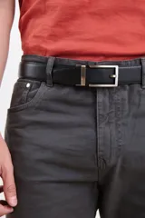 Cinturón negro de cuero sintético con hebilla metálica rectangular plateada.