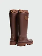 Botas de agua de caña alta Moncler, color marrón, con suela track dentada y detalle de cordón ajustable en la parte superior. Incluye parche con logo de la marca en el lateral.