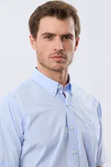 Camisa sport celeste de manga corta con cuello abotonado y bolsillo frontal en el pecho.