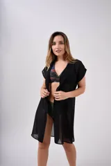 Camisa de playa negra traslúcida con botones y mangas cortas.