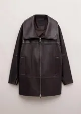 Campera de cuero de ovino en color marrón oscuro, de diseño amplio con cuello solapa grande y cierre frontal con cremallera.