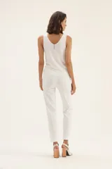 Pantalón de calza blanco, de corte recto y tiro medio.