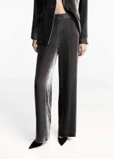 Pantalón de tiro alto con diseño recto, confeccionado en tejido de terciopelo con mezcla de seda. Cuenta con cierre de cremallera en la parte posterior.