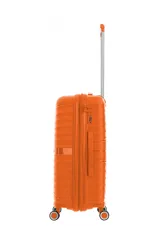 Valija rígida color naranja con diseño texturizado, carro reforzado, cierre expansible, ruedas dobles spinner 360, sujeción y compartimiento interno. Candado incorporado.
