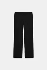 Pantalón de vestir de tiro bajo con corte recto, cintura con trabillas, bolsillos laterales y detalle de raya planchada. Cierre frontal con cremallera, botón y ganchos metálicos.