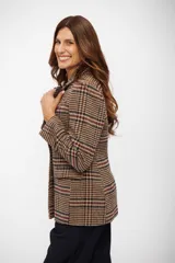 Blazer de corte sastrero con diseño de cuadros tipo príncipe de Gales en tonos marrones, azul y rojo. Presenta cierre frontal cruzado con doble botonadura, solapas clásicas y bolsillos laterales con solapa.