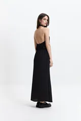 Musculosa negra con detalle drapeado, cuello bote y espalda descubierta.